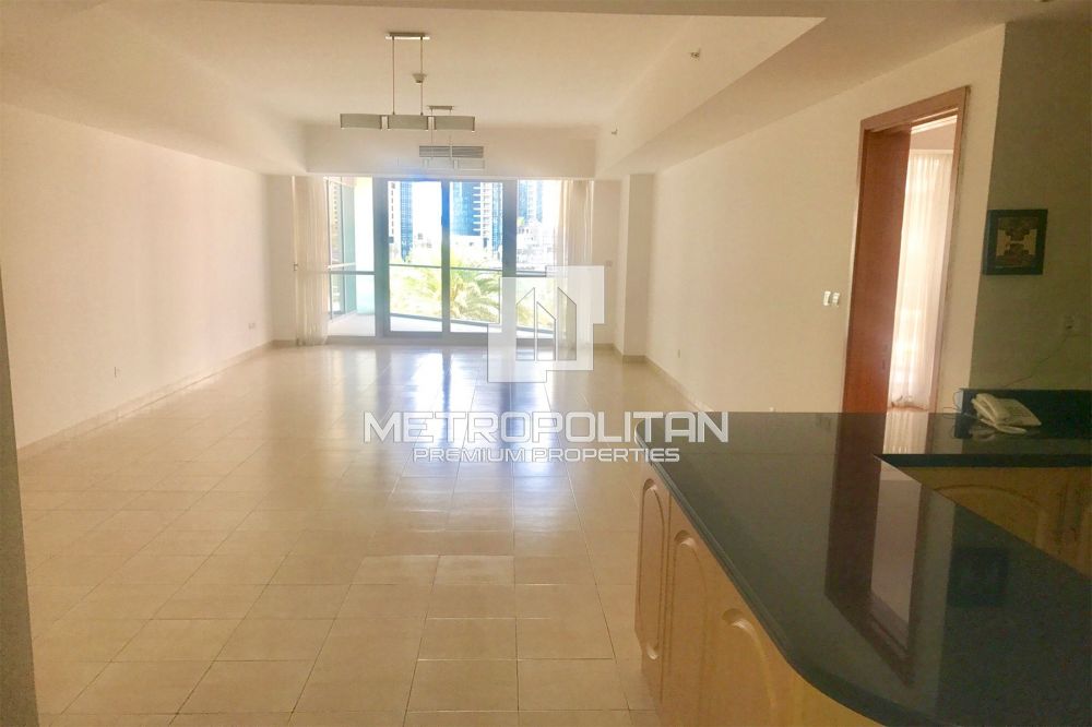 Ready to Move in | Prime Location | Huge 1 BR - 95000Dh - Ref: 9350 photo 2