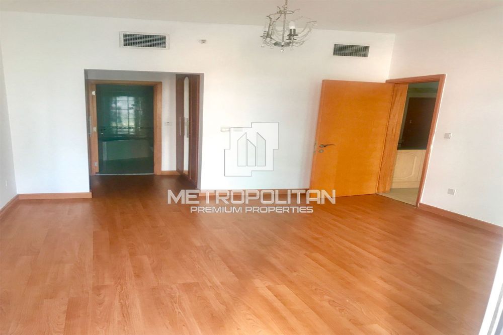 Ready to Move in | Prime Location | Huge 1 BR - 95000Dh - Ref: 9350 photo 6