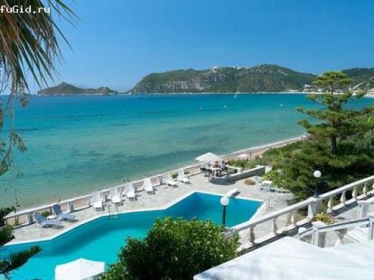 Rent a villa  with a swimming pool on the 1st line of the sea - Ref: 681 photo 2