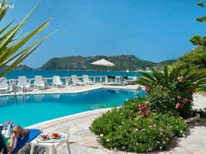 Rent a villa  with a swimming pool on the 1st line of the sea - Ref: 681 photo 3