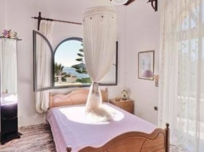 Rent a villa  with a swimming pool on the 1st line of the sea - Ref: 681 photo 14